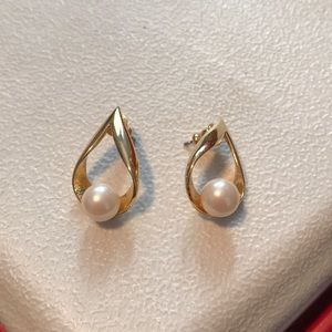 Gold pearl earrings